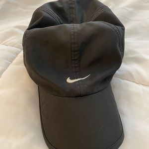 Black women’s Nike dry fit featherweight hat